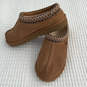 UGG Tasman Slippers in Chestnet | size 8
